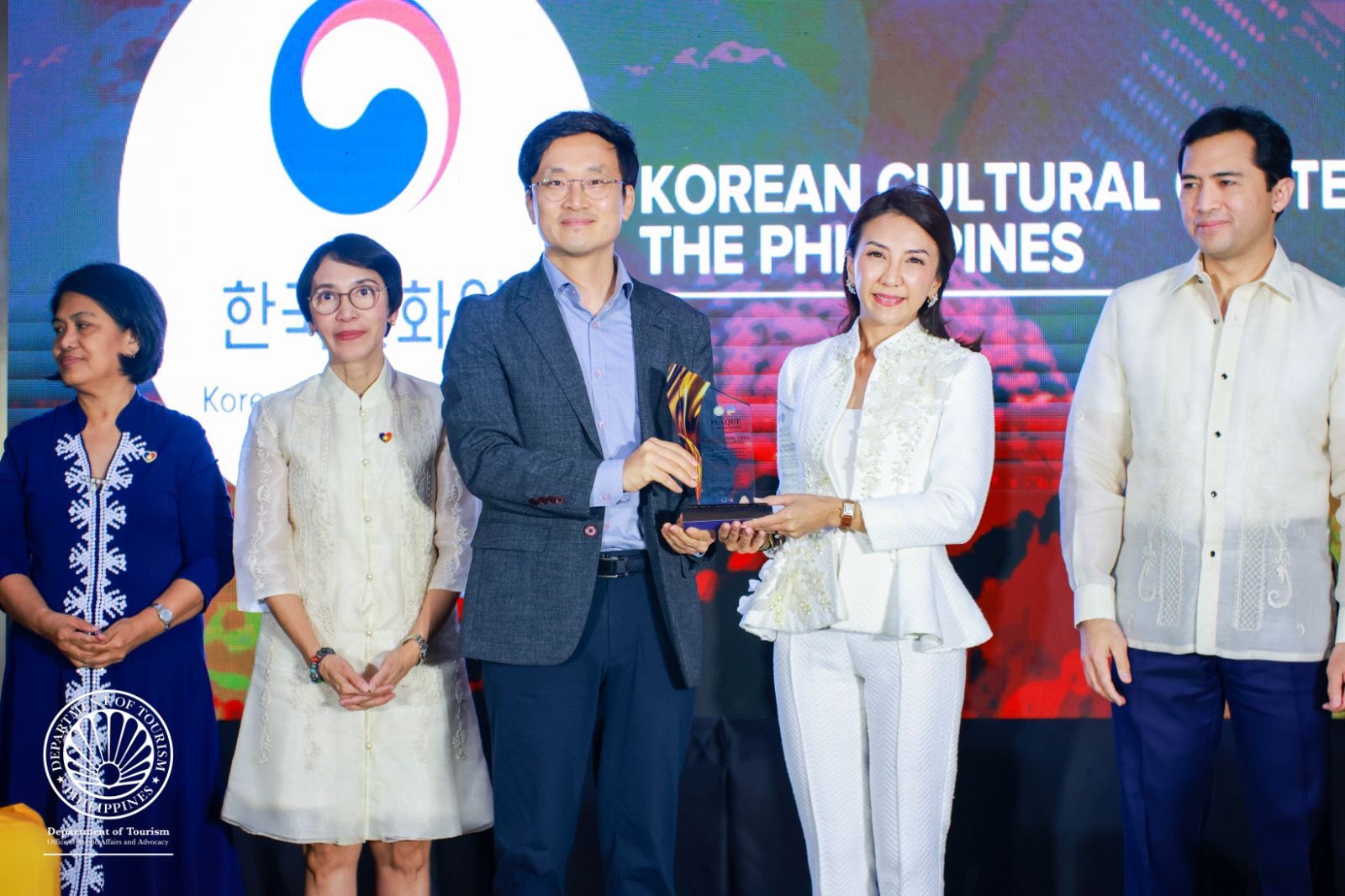 (Director Kim Myeongjin of KCC with the Department of Tourism Secretary Christina Garcia Frasco during the awarding ceremony at the 9th Speakers’ Synergy and Appreciation held last April 30, 2025. Photo Courtesy: Department of Tourism)