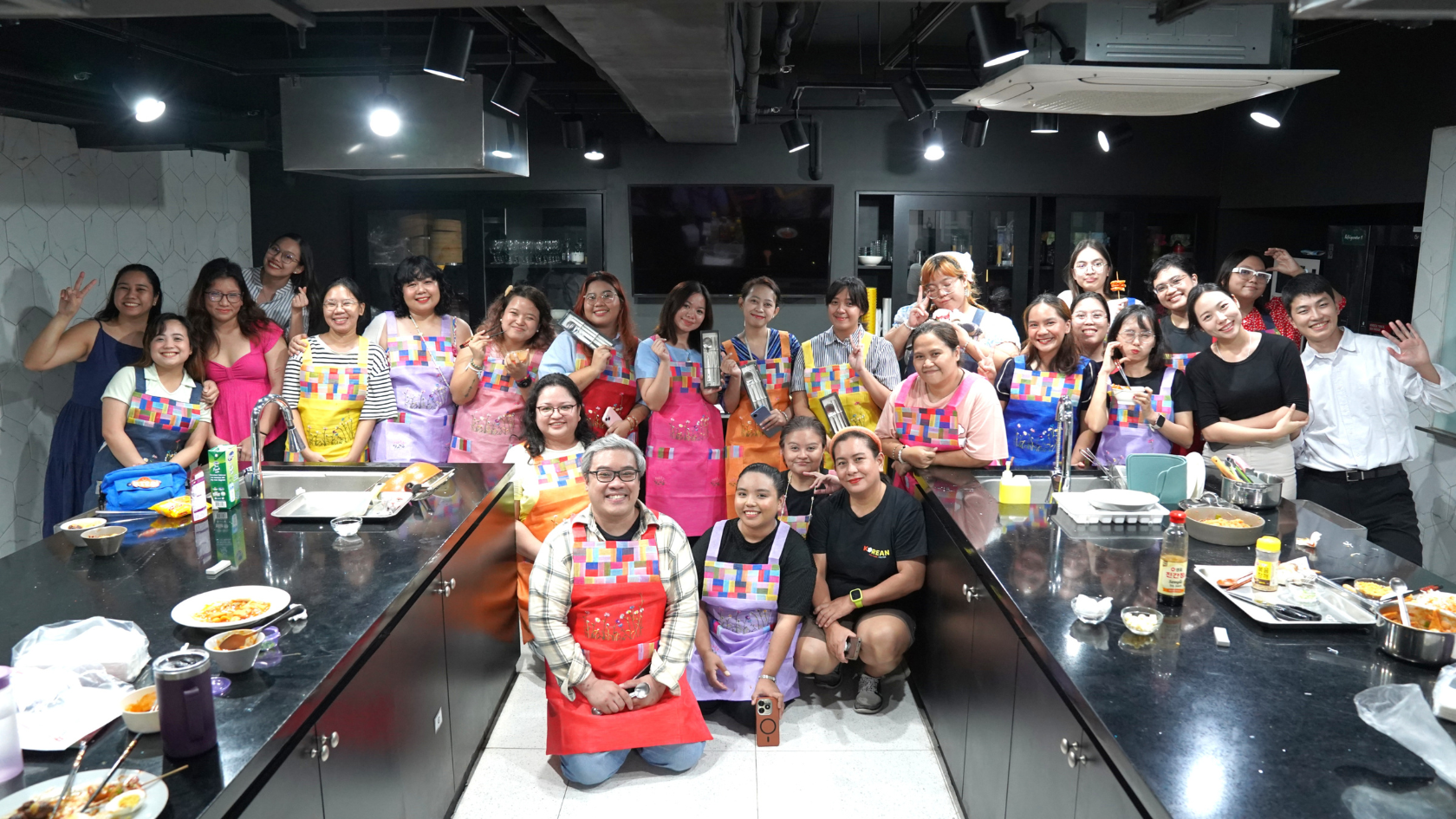 KREW 12기와 졸업생들의 단체사진