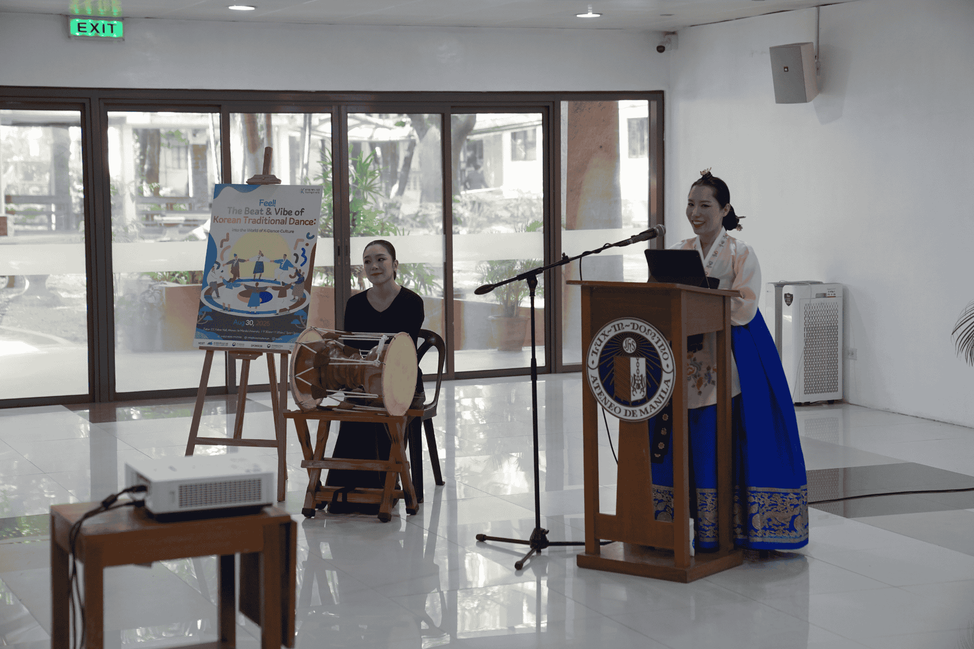 ▲이론 강연 및 전통춤 공연 장면