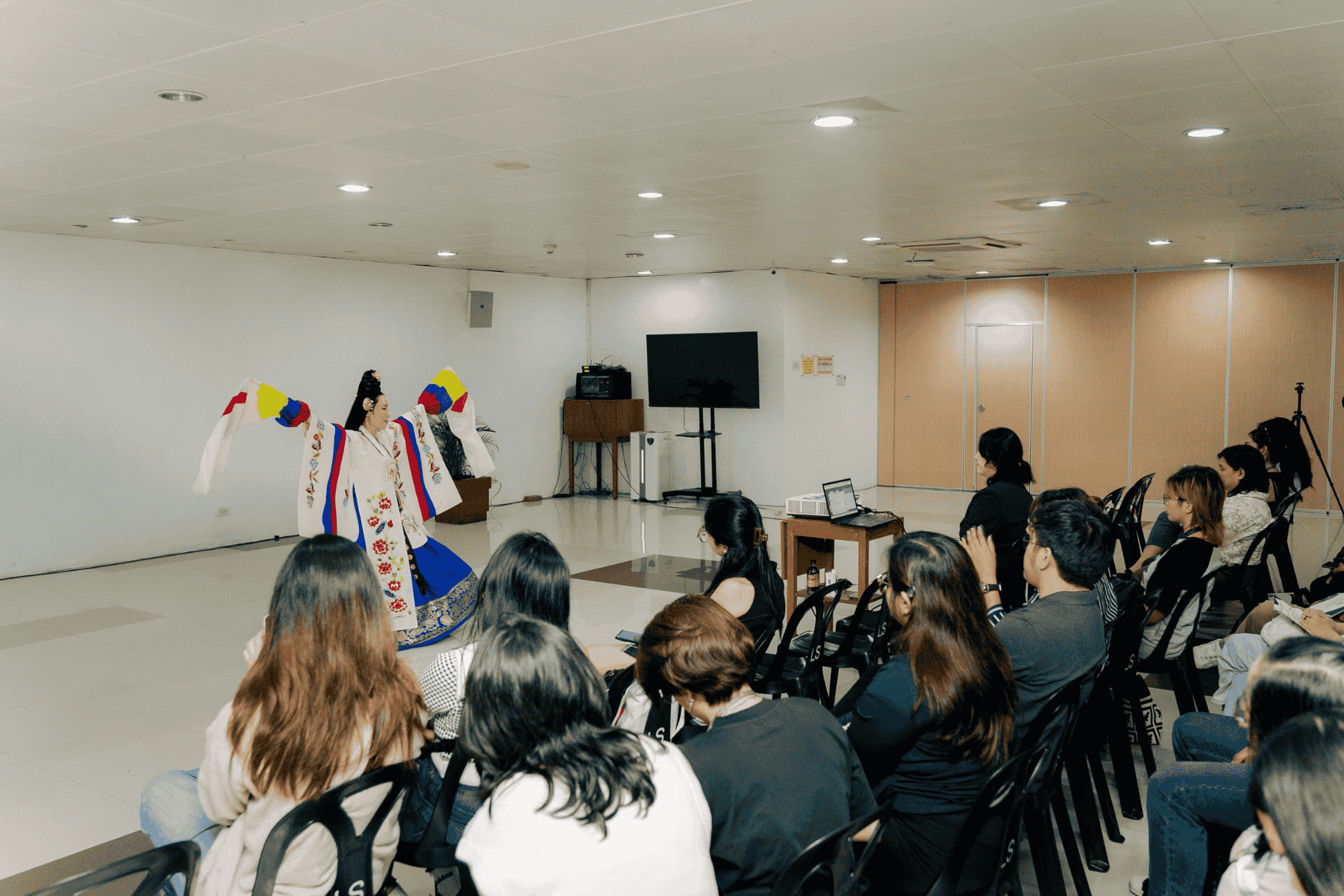 ▲이론 강연 및 전통춤 공연 장면