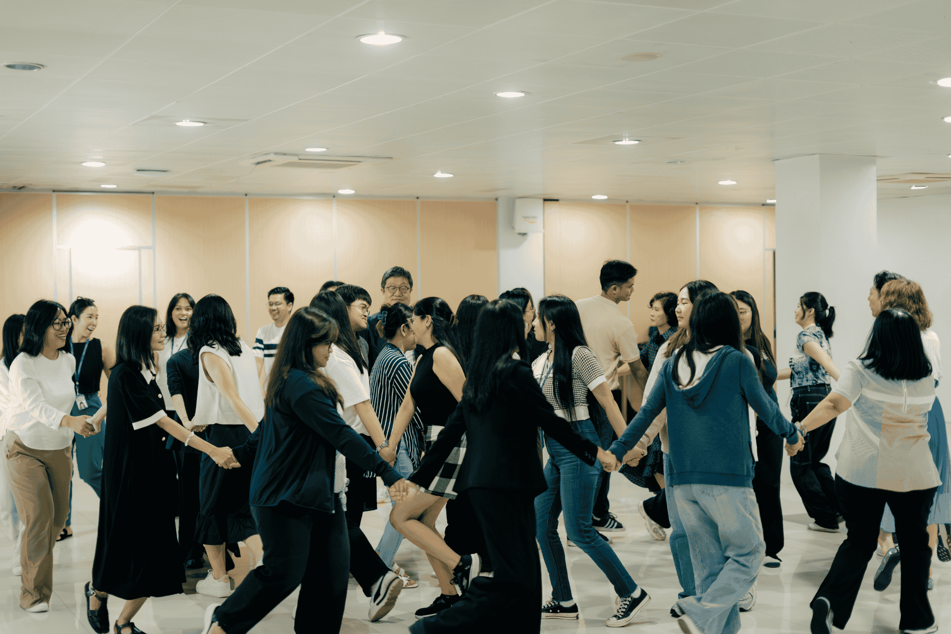 ▲강강술래 체험에 함께하는 참가자들