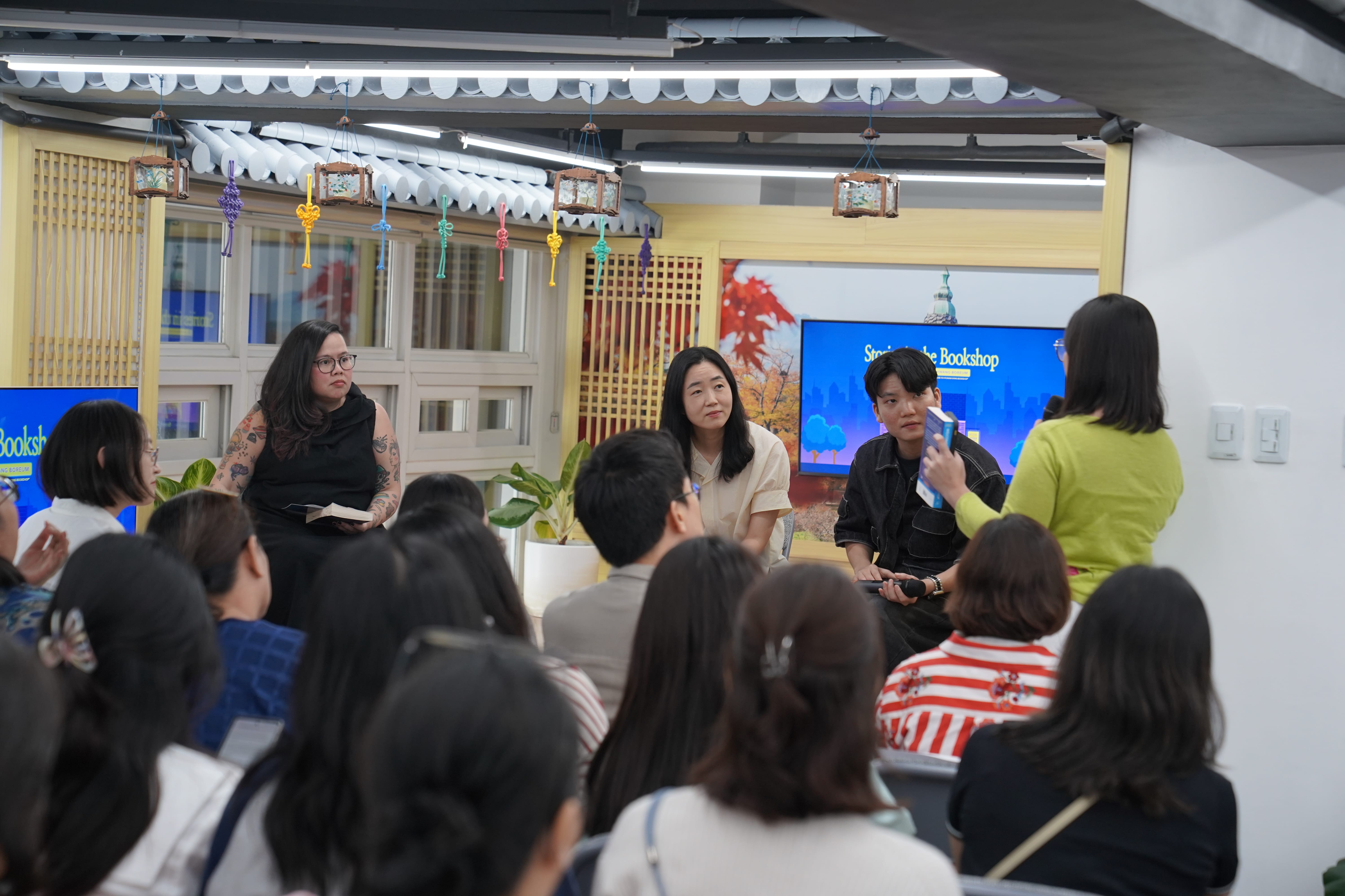 관람객의 질문을 귀기울여 듣는 황보름 작가