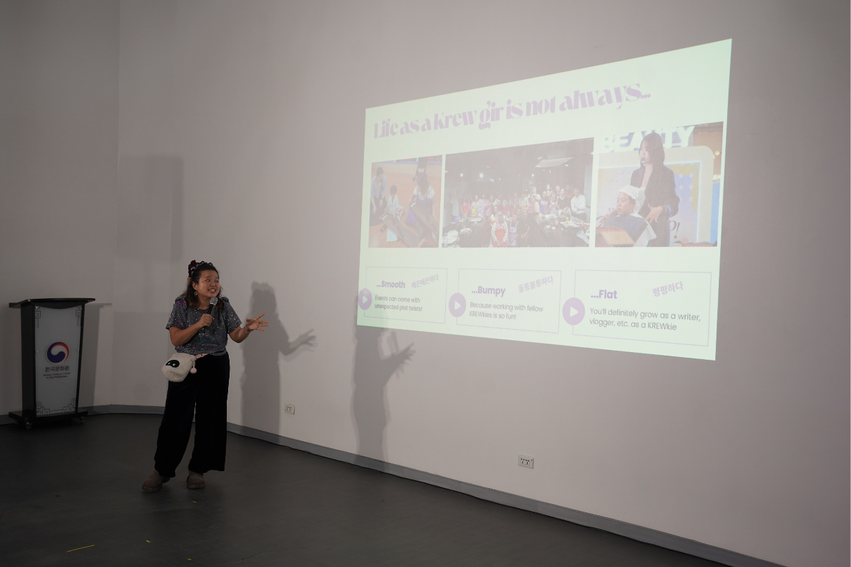 ​  ▲문화원의 자원봉사단 ‘KREW’단원과, 필리핀 국립 대학교 한류 동아리 대표의 발표