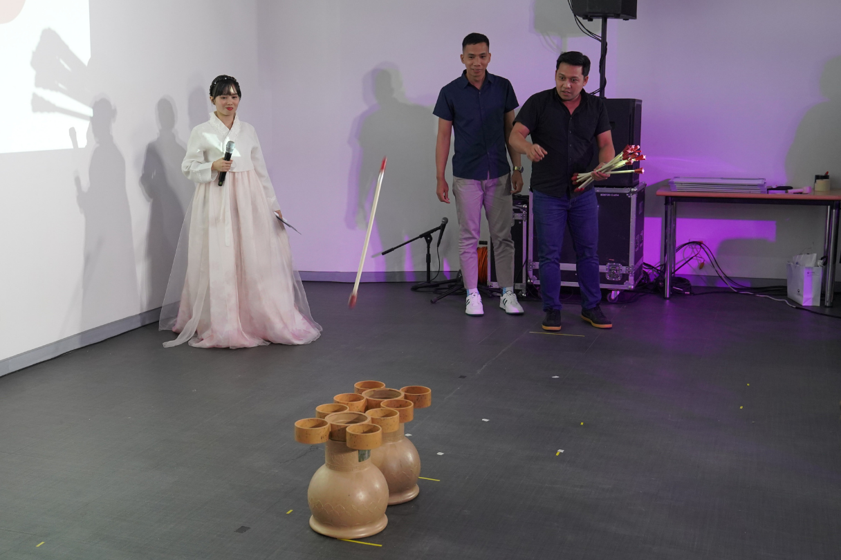 Attendees playing 투호(tuho)