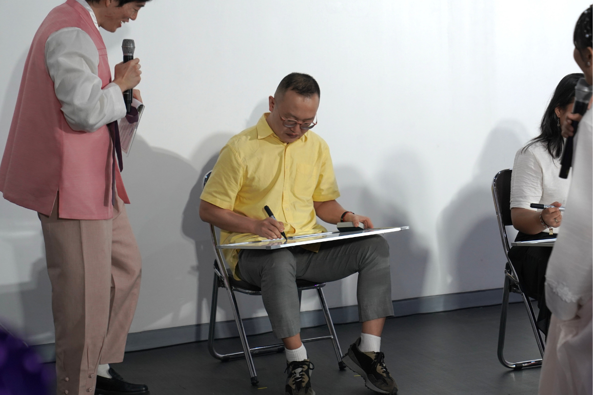 Attendees creatively drawing K-Culture related words