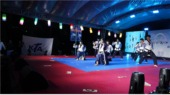 ▲ 대한태권도협회 국가대표 시범공연단 축하 공연