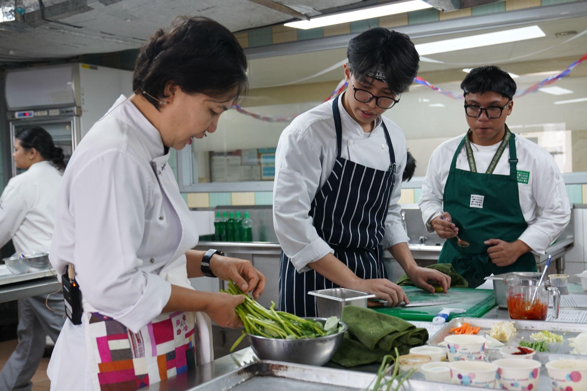 Photo 2.&nbsp;SHRIM students at work following the lecture-demonstration on the&nbsp;jang&nbsp;culture led by Chef Lily Min.