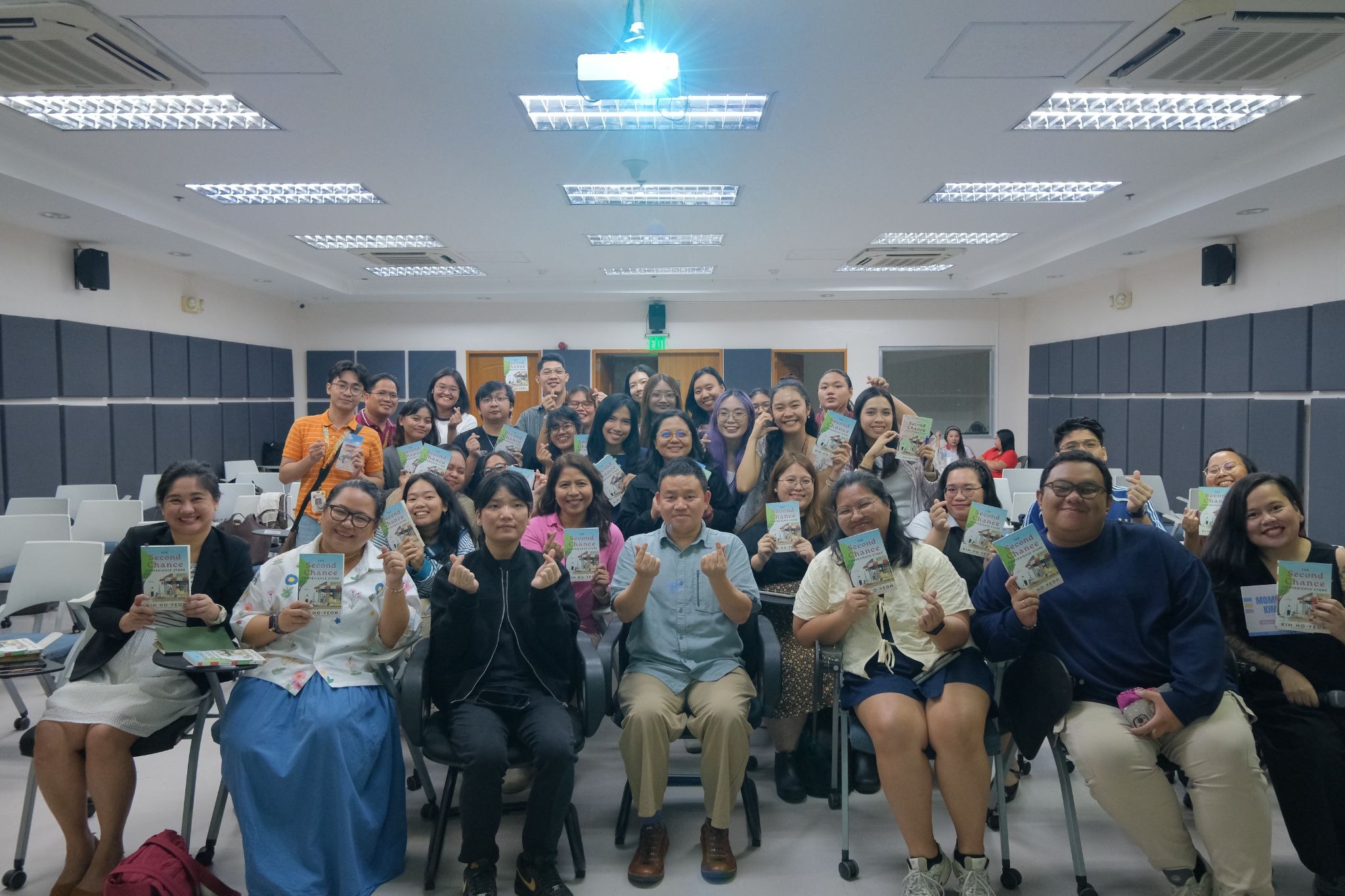 Attendees pose for a group photo with Kim Ho-yeon