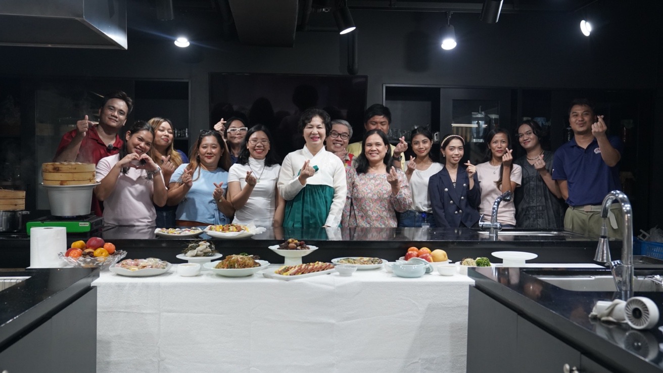Participants pose with Teacher Baik Jong Ran